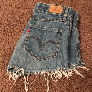 Levi’s Distressed Cuttoff Shorts